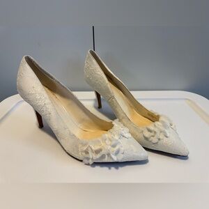Menbur Elegant White Lace Pointed-Toe Pumps with Floral Appliqué